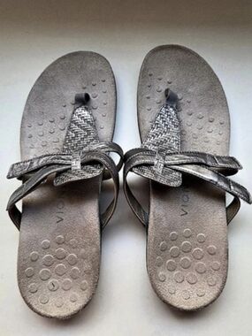 Vionic Karley Toe Post Sandal Metallic Gray